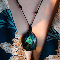 Labradorite stone pendant necklace